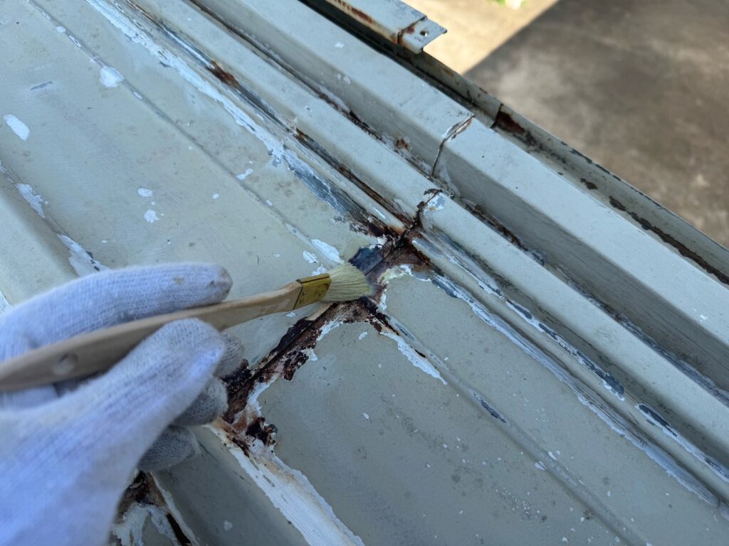 既存のサビ部に先行サビ止め塗布<br />
（この材料は特許のある材料で、浸透性のサビ止めを最初に塗ることにより、よりサビに強くなります。）